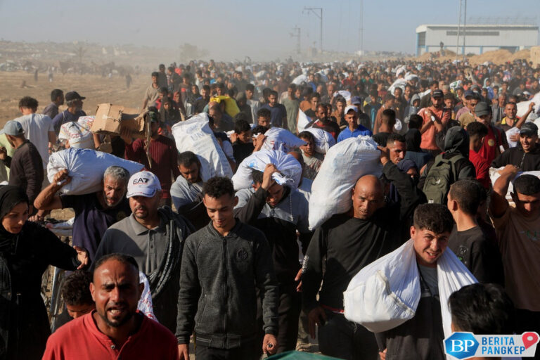 pilu-penampakan-warga-gaza-harus-pontang-panting-berebut-sembako