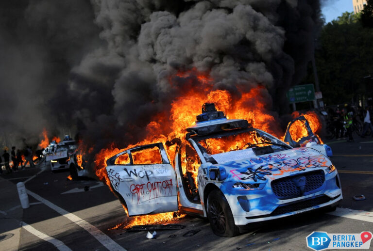potret-demonstrasi-as-memanas-mobil-robotaxi-google-di-la-dibakar