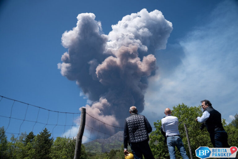 potret-gunung-etna-tiba-tiba-meletus-pendaki-panik-berlarian