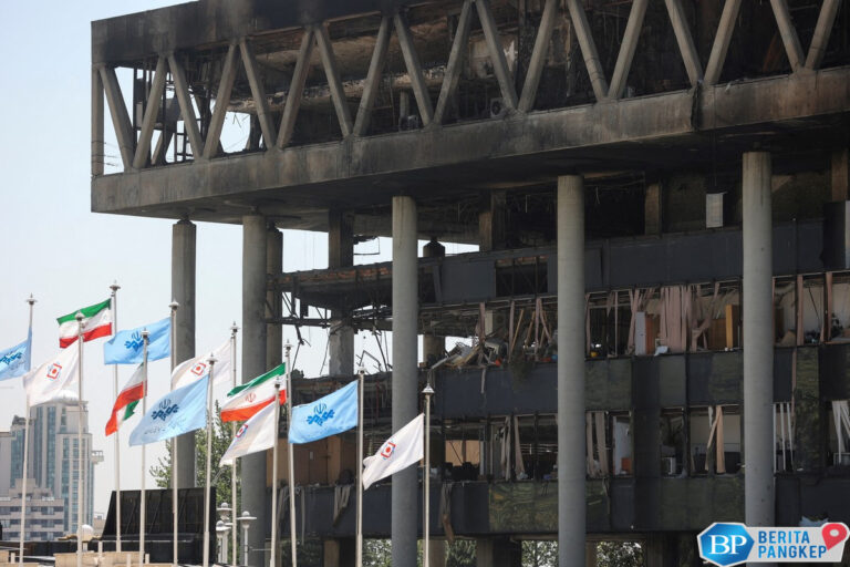 potret-kantor-stasiun-tv-iran-hangus-kena-bombardir-israel