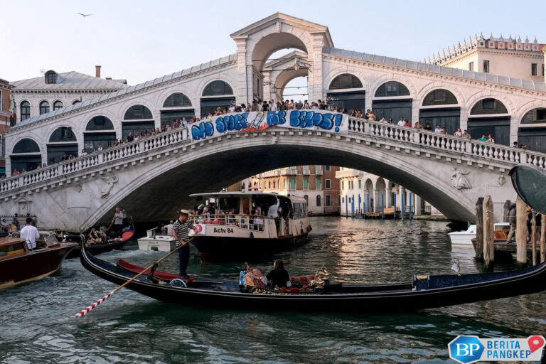 potret-kemarahan-warga-venesia-tolak-pernikahan-mewah-jeff-bezos