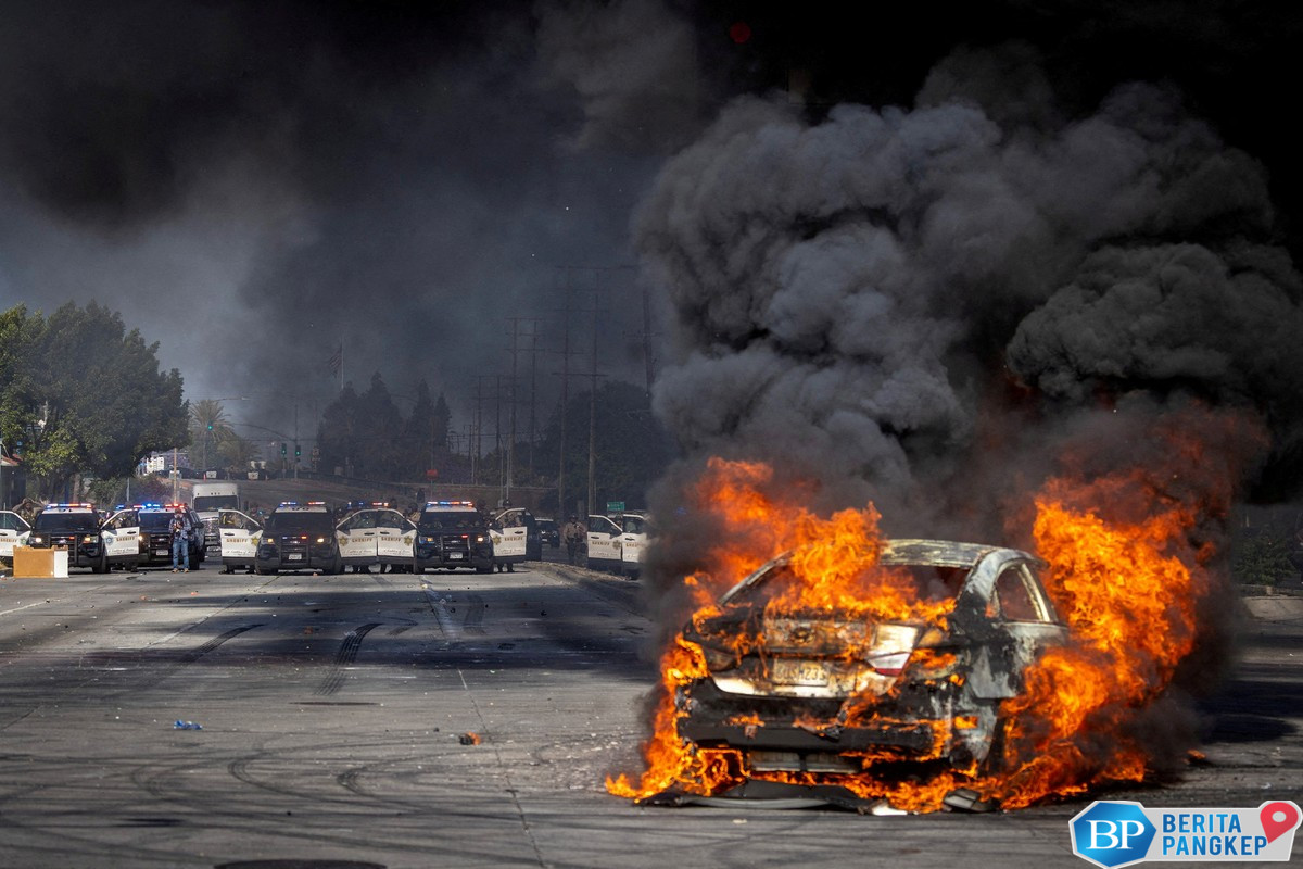 potret-los-angeles-terkini-bak-medan-perang-bangkai-mobil-penuhi-kota