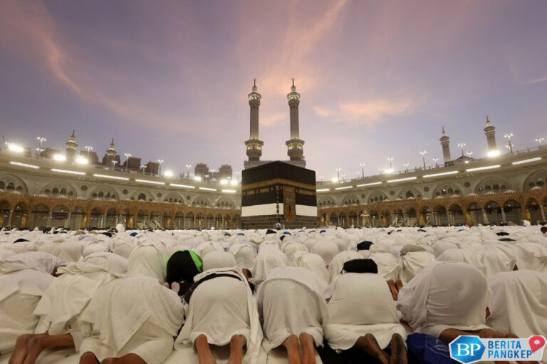 potret-merinding-jutaan-jemaah-haji-sujud-dan-nangis-di-depan-kabah