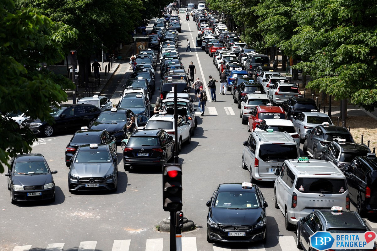 potret-pengemudi-taksi-paris-mengamuk-mogok-kerja-jalan-utama-lumpuh