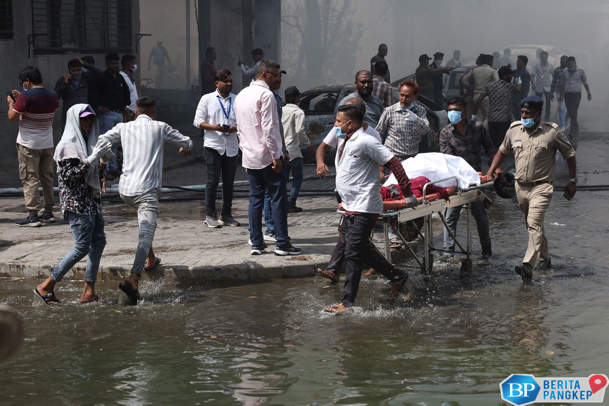 potret-pilu-evakuasi-korban-air-india-jatuh-hanya-1-orang-selamat