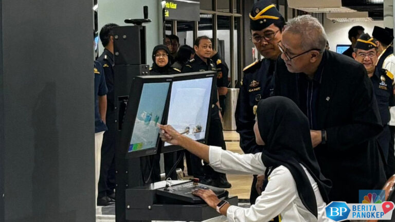 potret-wamen-anggito-sidak-bandara-soetta-amankan-kepulangan-haji