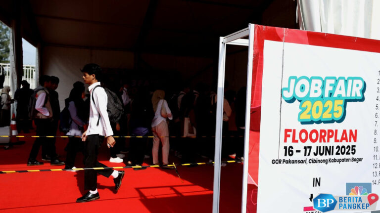 potret-warga-bogor-ramai-ramai-serbu-job-fair-di-stadion-pakansari
