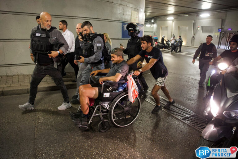 potret-warga-israel-kocar-kacir-cari-perlindungan-saat-iron-dome-bobol