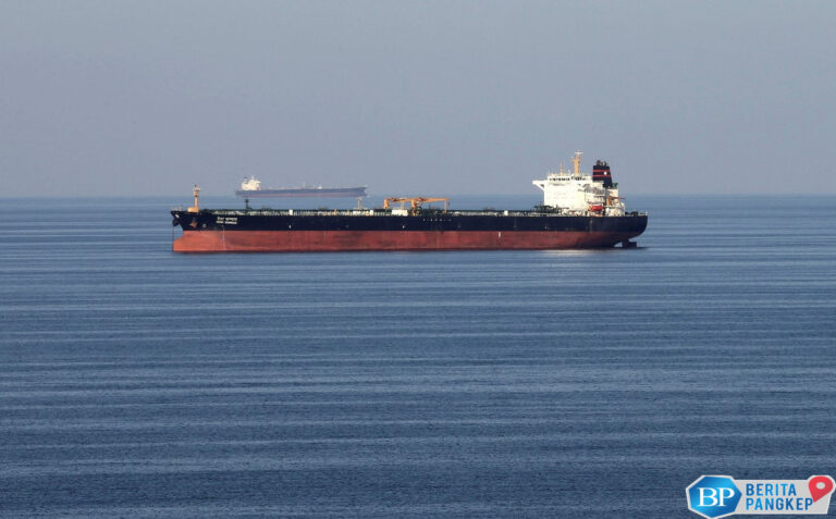 ramai-ramai-kapal-dekat-selat-hormuz-siarkan-pesan-tak-biasa