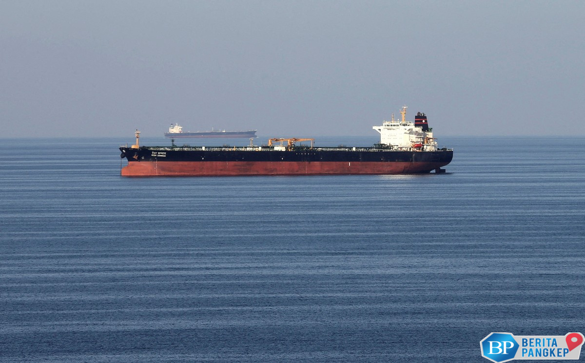ramai-ramai-kapal-dekat-selat-hormuz-siarkan-pesan-tak-biasa