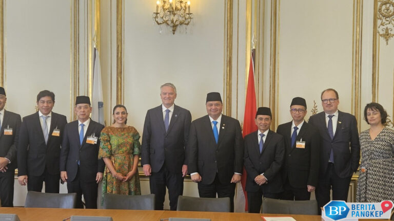 sah-ri-serahkan-dokumen-initial-memorandum-ke-oecd