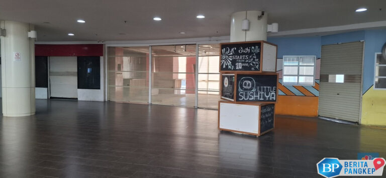 saking-sepi-bak-kuburan-meja-meja-restoran-di-mal-ini-banyak-kosong