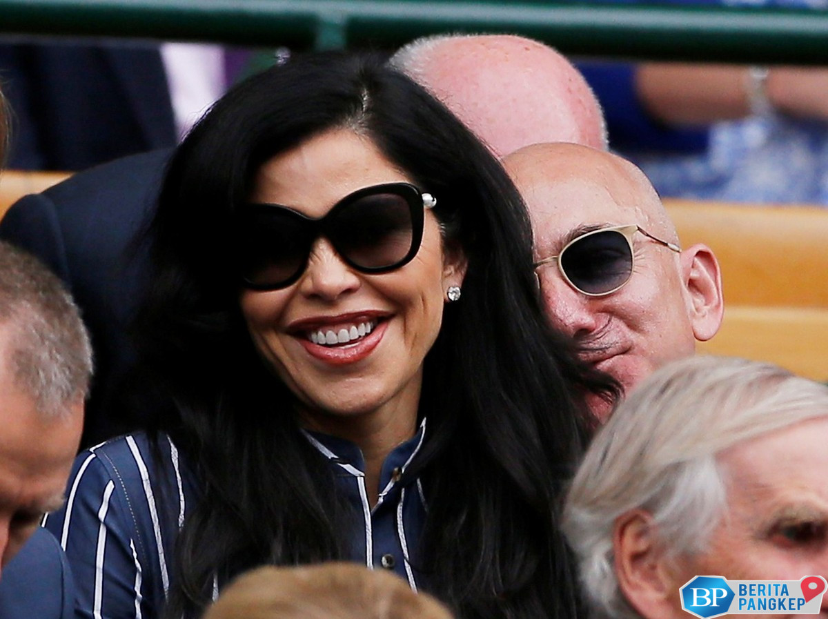 sosok-lauren-sanchez-calon-istri-jeff-bezos-ternyata-pilot-berlisensi