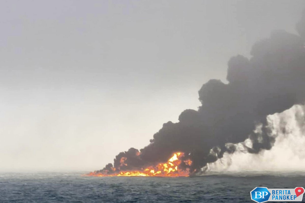 terbakar-di-tengah-laut-kapal-pengangkut-3000-an-mobil-ini-tenggelam