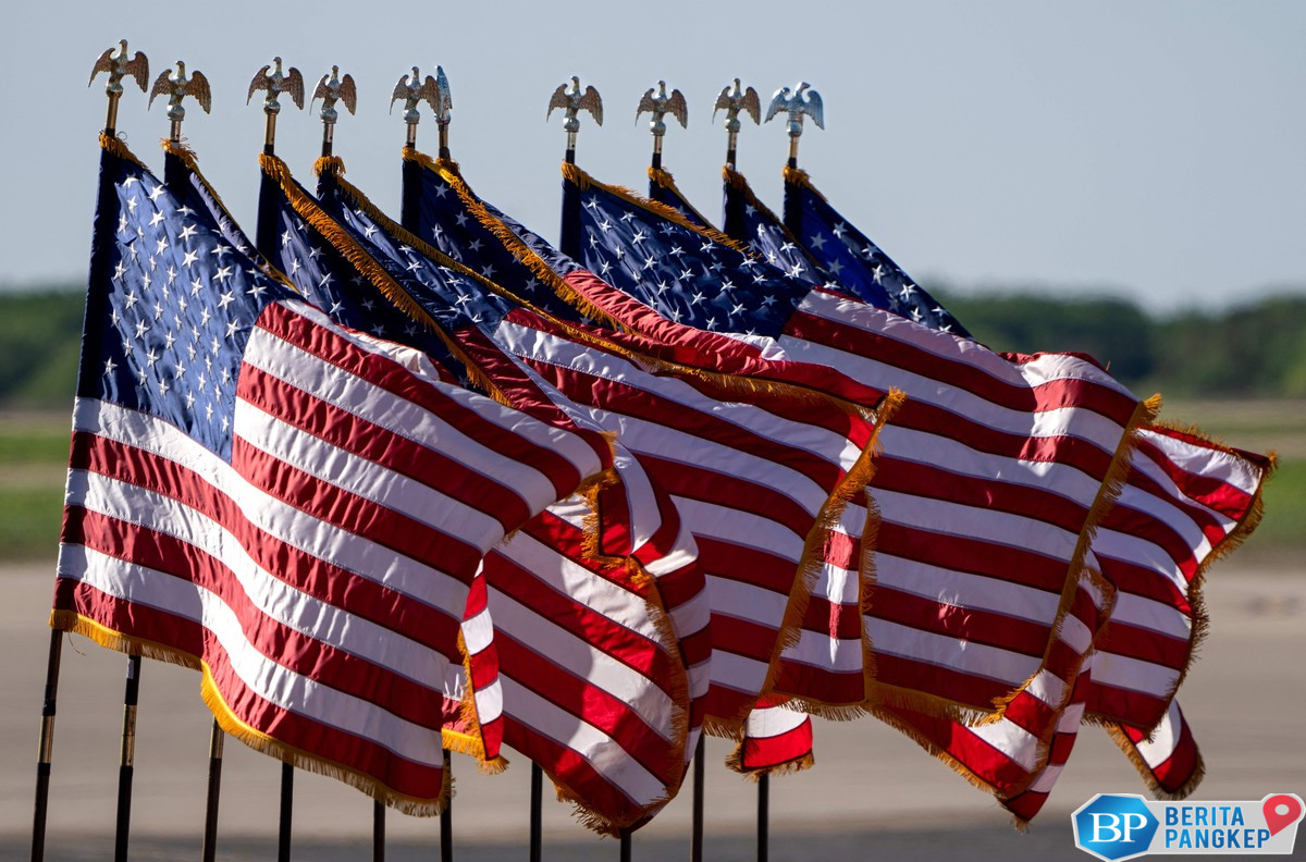 trump-pasang-harga-rp-16-juta-untuk-dapat-jalur-cepat-visa-as