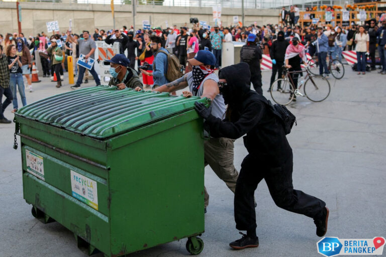 turunkan-garda-nasional-di-la-trump-dikritik-22-tokoh-demokrat
