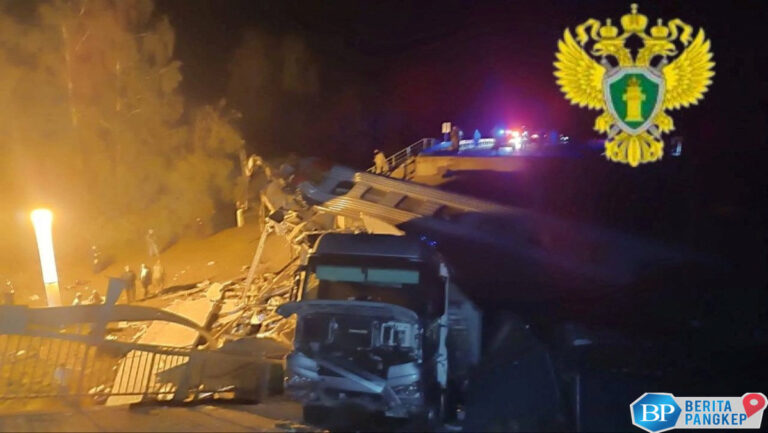 video-jembatan-ambruk-menimpa-kereta-penumpang-7-orang-tewas
