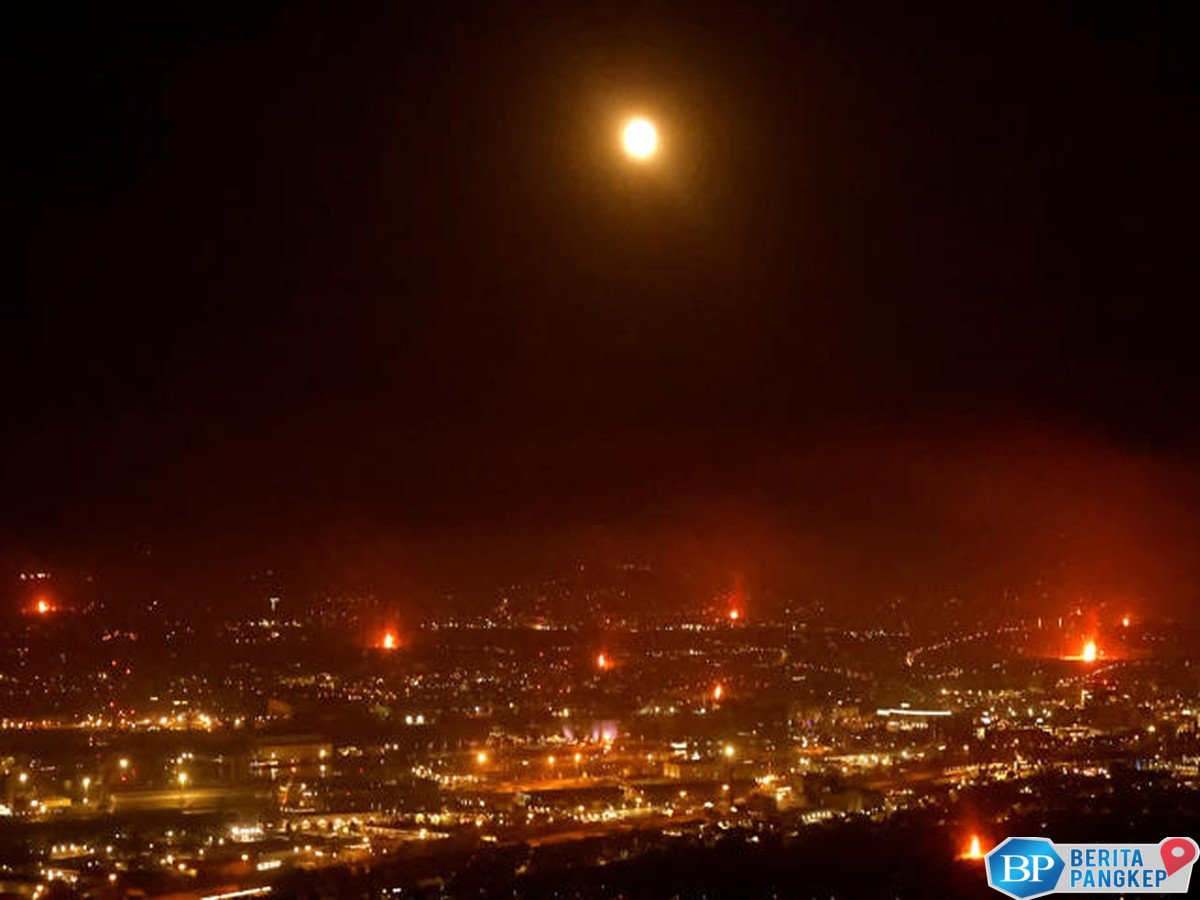 api-unggun-raksasa-berkobar-di-irlandia-utara-sambut-hari-12-juli