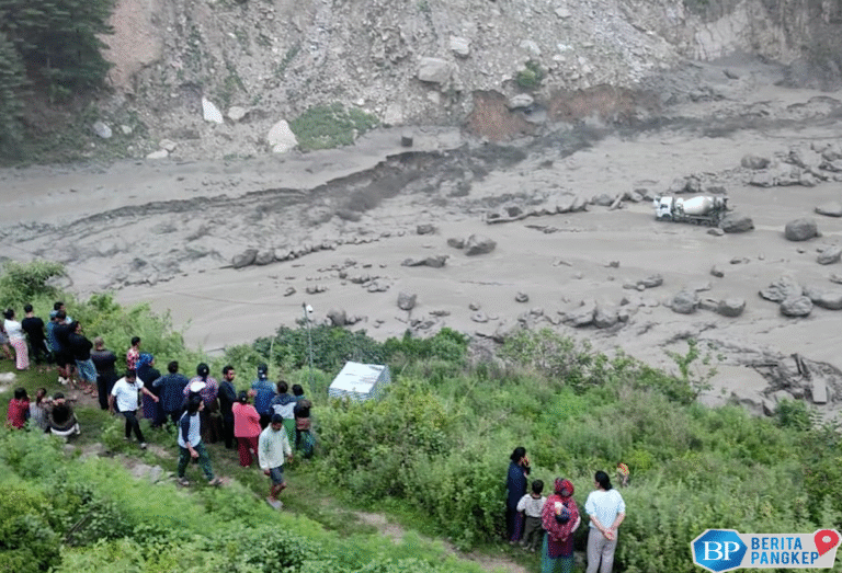 banjir-bandang-terjang-himalaya-28-hilang-jembatan-lenyap