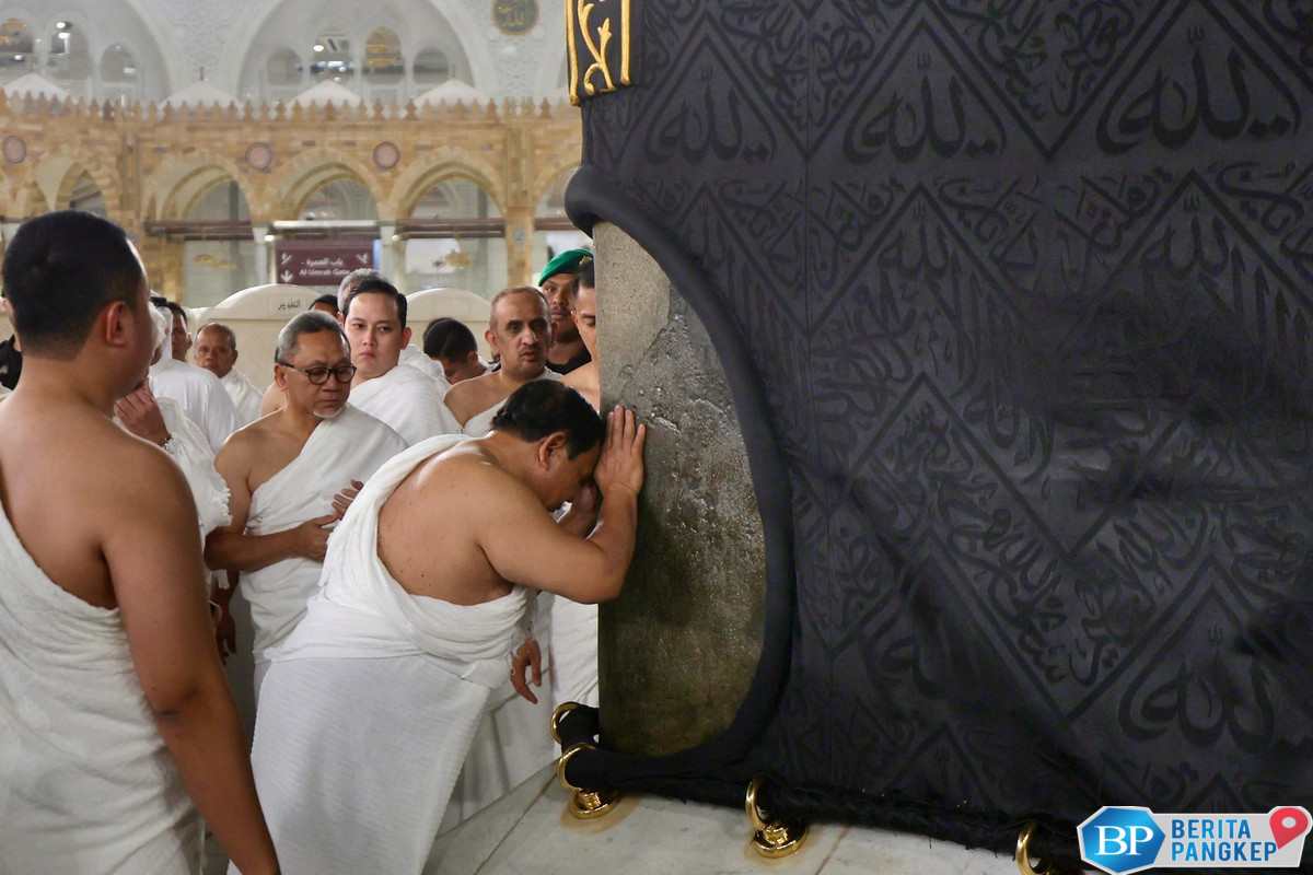 detik-detik-prabowo-umrah-di-arab-saudi-masuk-kabah-cium-hajar-aswat