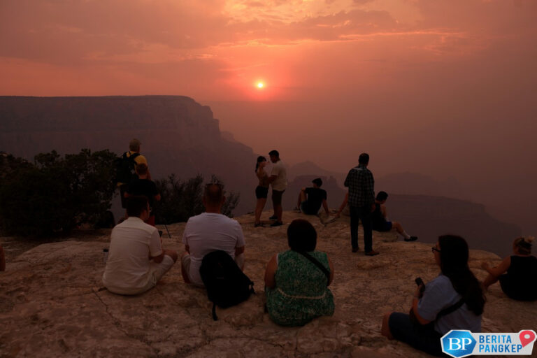 dikepung-kobaran-api-langit-di-grand-canyon-memerah-diselimuti-asap