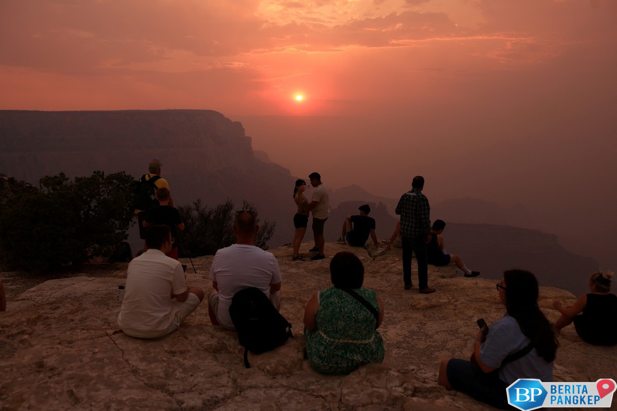 dikepung-kobaran-api-langit-di-grand-canyon-memerah-diselimuti-asap