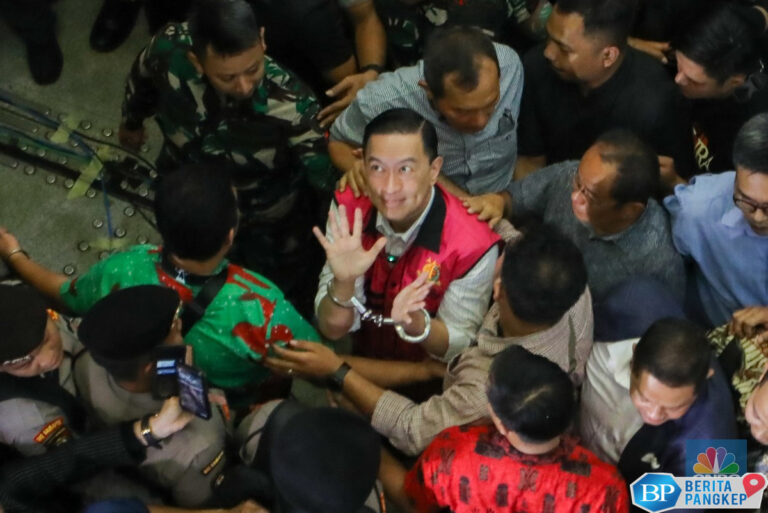 ekspresi-tom-lembong-usai-divonis-hukuman-45-tahun-penjara