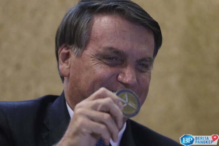 kaki-mantan-presiden-ini-dipasang-gelang-elektronik-rumahnya-digerebek