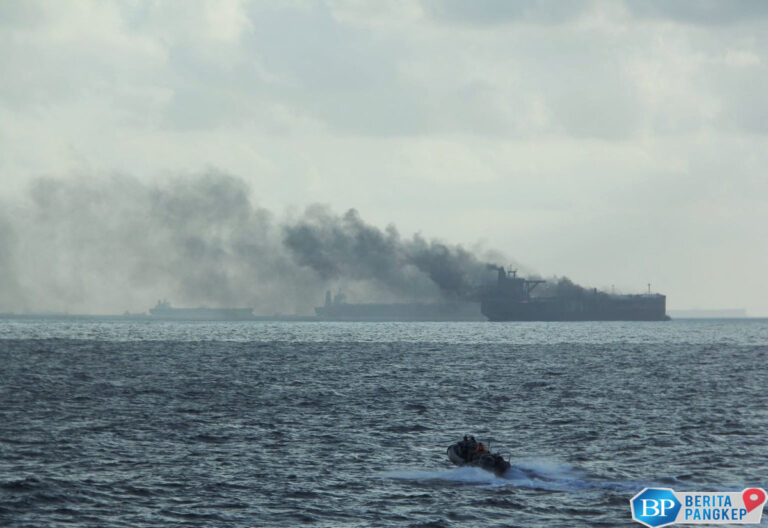 kapal-motor-barcelona-5-terbakar-penumpang-panik-lompat-ke-laut