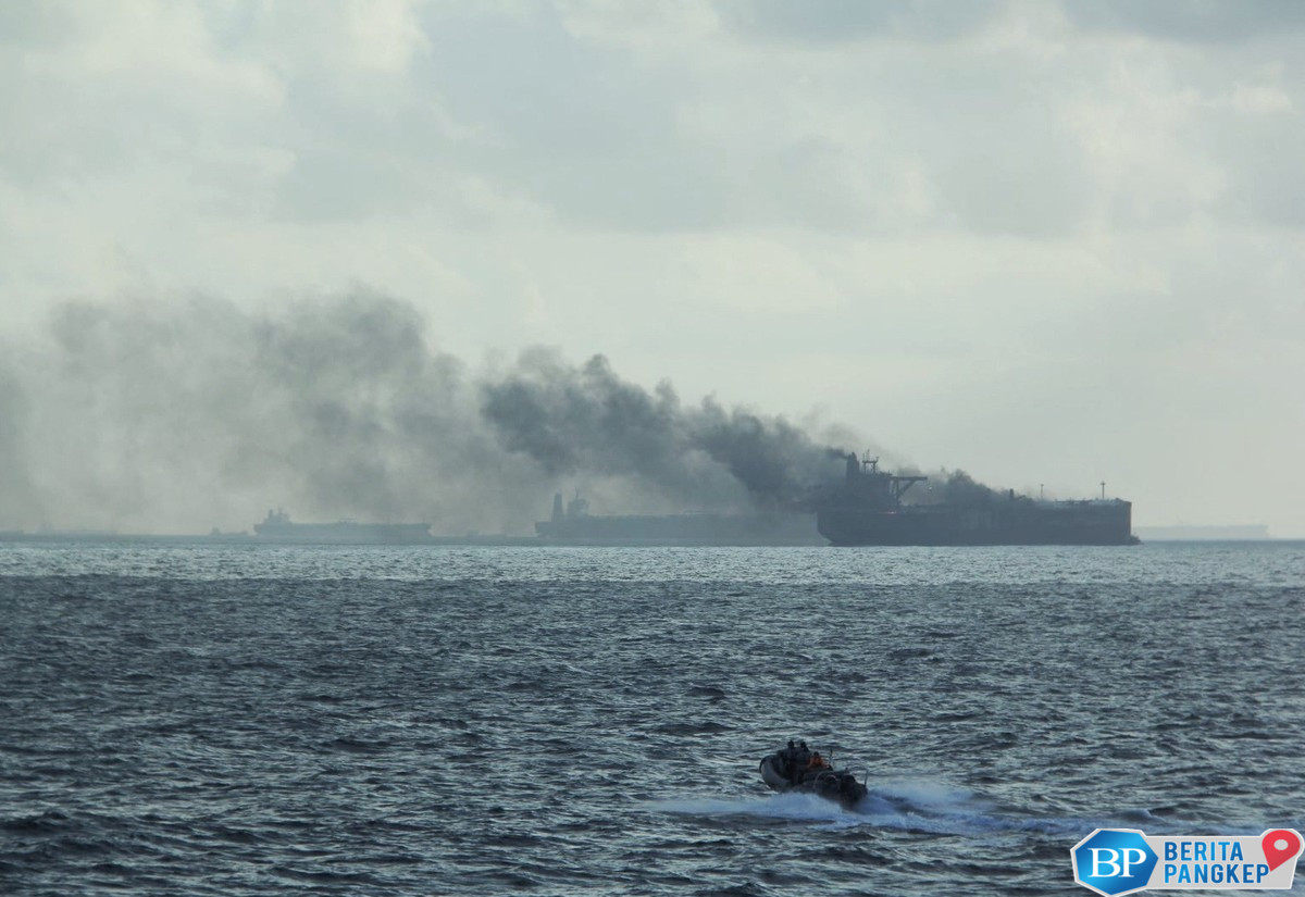 kapal-motor-barcelona-5-terbakar-penumpang-panik-lompat-ke-laut