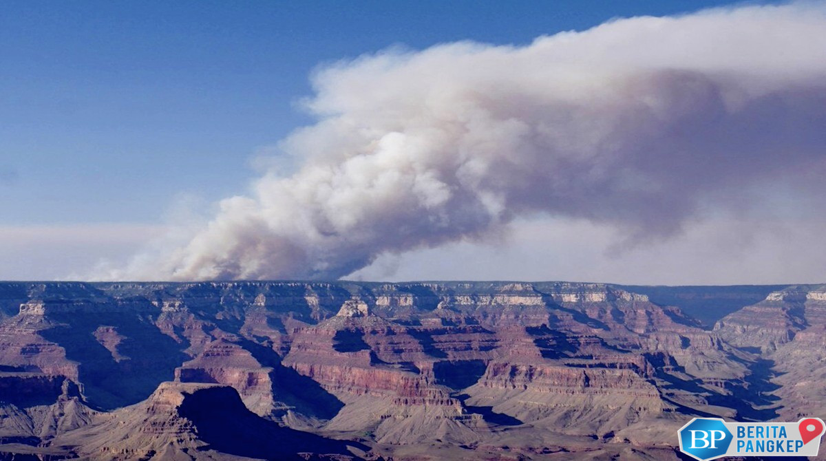 kebakaran-grand-canyon-mengganas-bangunan-bersejarah-ludes