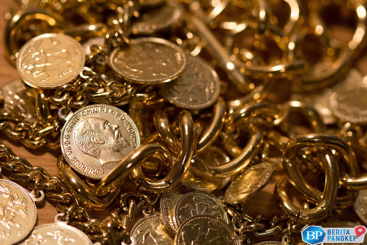 kuli-bongkar-rumah-tua-temukan-harta-karun-rp-55-m-berusia-300-tahun