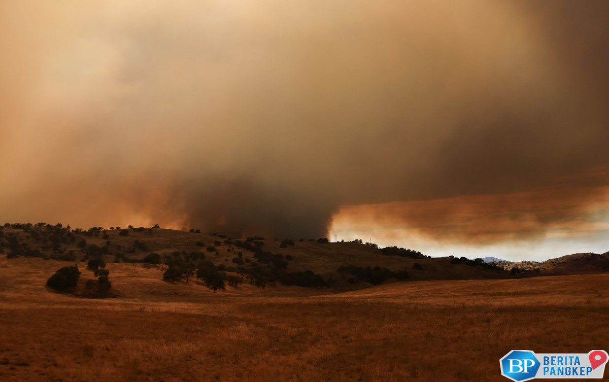 malapetaka-hantam-california-langit-memerah-daratan-jadi-laut-api