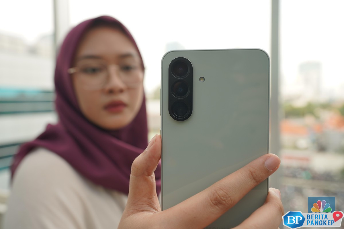 orang-amerika-tiba-tiba-berebut-hp-samsung-ini-model-incarannya