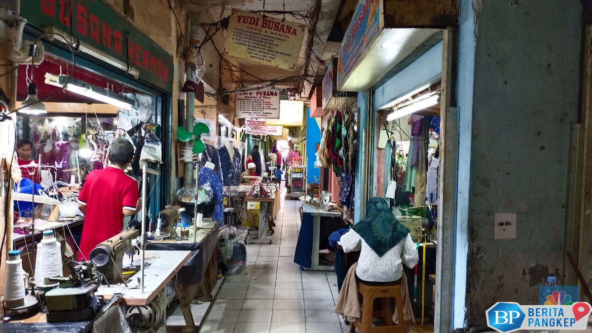 penjahit-seragam-sekolah-di-pasar-sunan-giri-sepi-order-omzet-anjlok