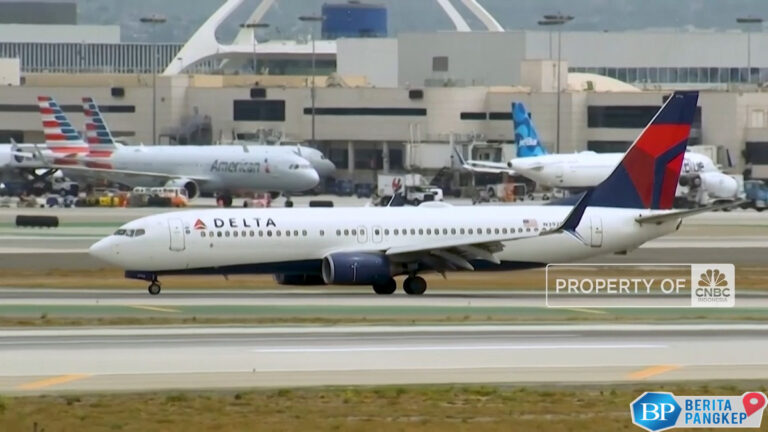 pesawat-delta-mendarat-darurat-usai-turbulensi-hebat-25-orang-terluka