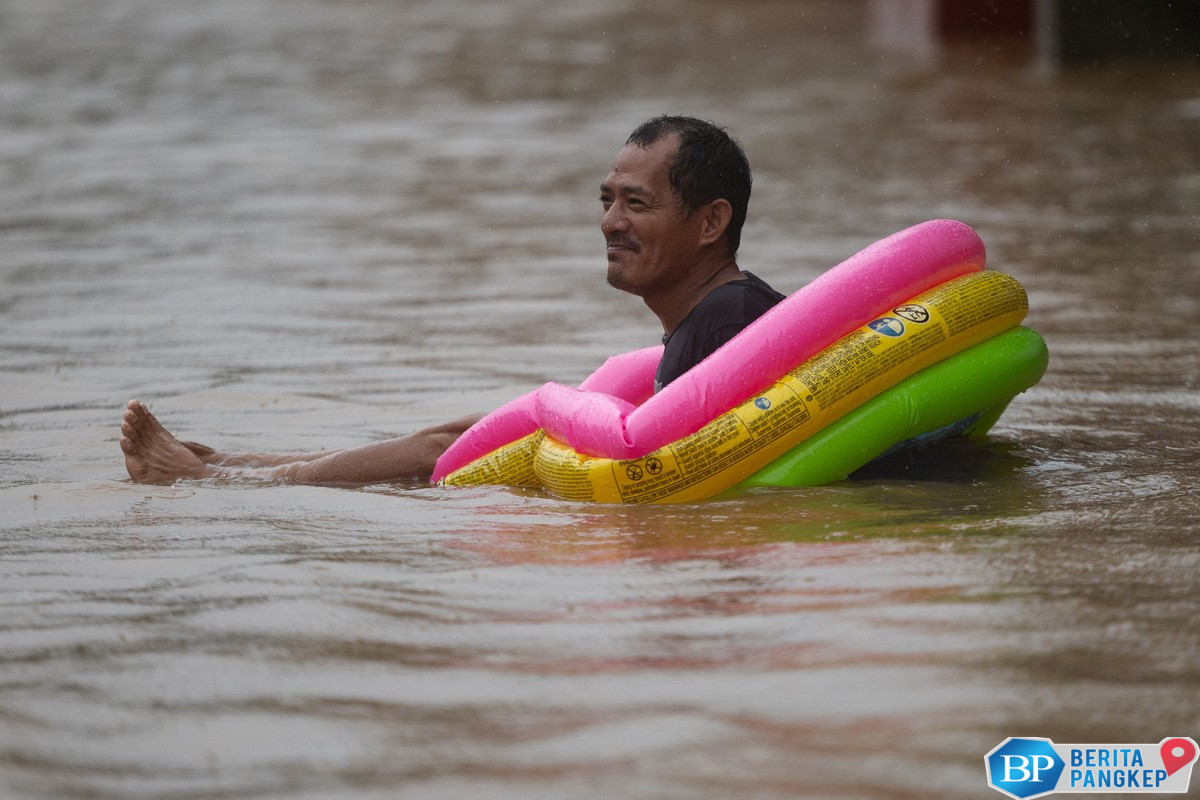 potret-banjir-menggulung-negeri-sekolah-dan-kantor-pemerintahan-tutup