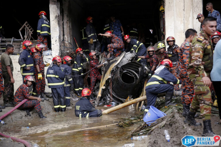 potret-pesawat-militer-jatuh-hantam-kampus-19-orang-tewas