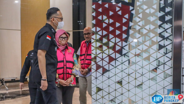 potret-tersangka-kasus-korupsi-laptop-chromebook-pakai-rompi-pink