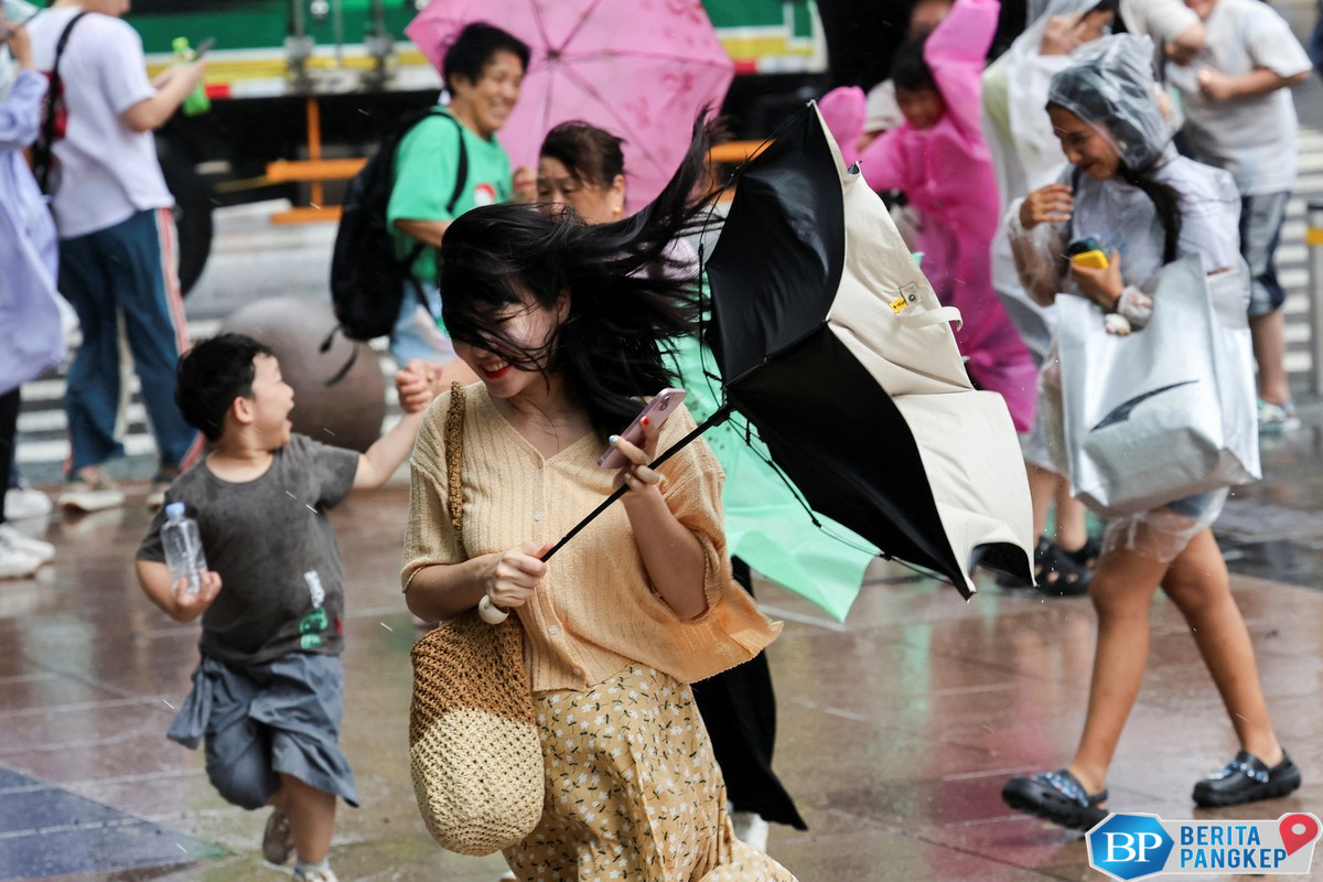 potret-warga-china-kelabakan-dihantam-badai-tropis-co-may-7