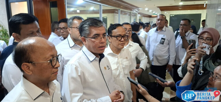 prabowo-dapat-laporan-bos-bps-pengangguran-ri-turun-ini-kata-menaker