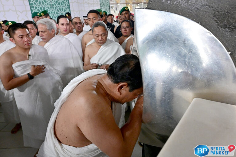 prabowo-umrah-saat-kunjungan-ke-arab-saudi-cium-hajar-aswad