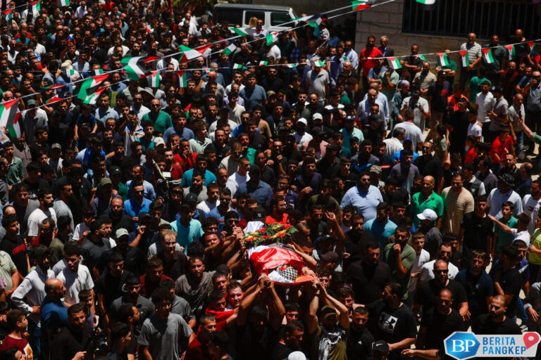 ratusan-hadiri-pemakaman-warga-as-korban-di-pemukiman-israel