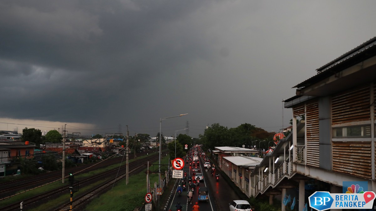 waspada-langit-ri-tertutup-awan-bmkg-kasih-peringatan-siaga