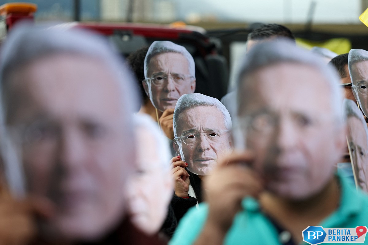 dari-pahlawan-jadi-terdakwa-mantan-presiden-divonis-12-tahun