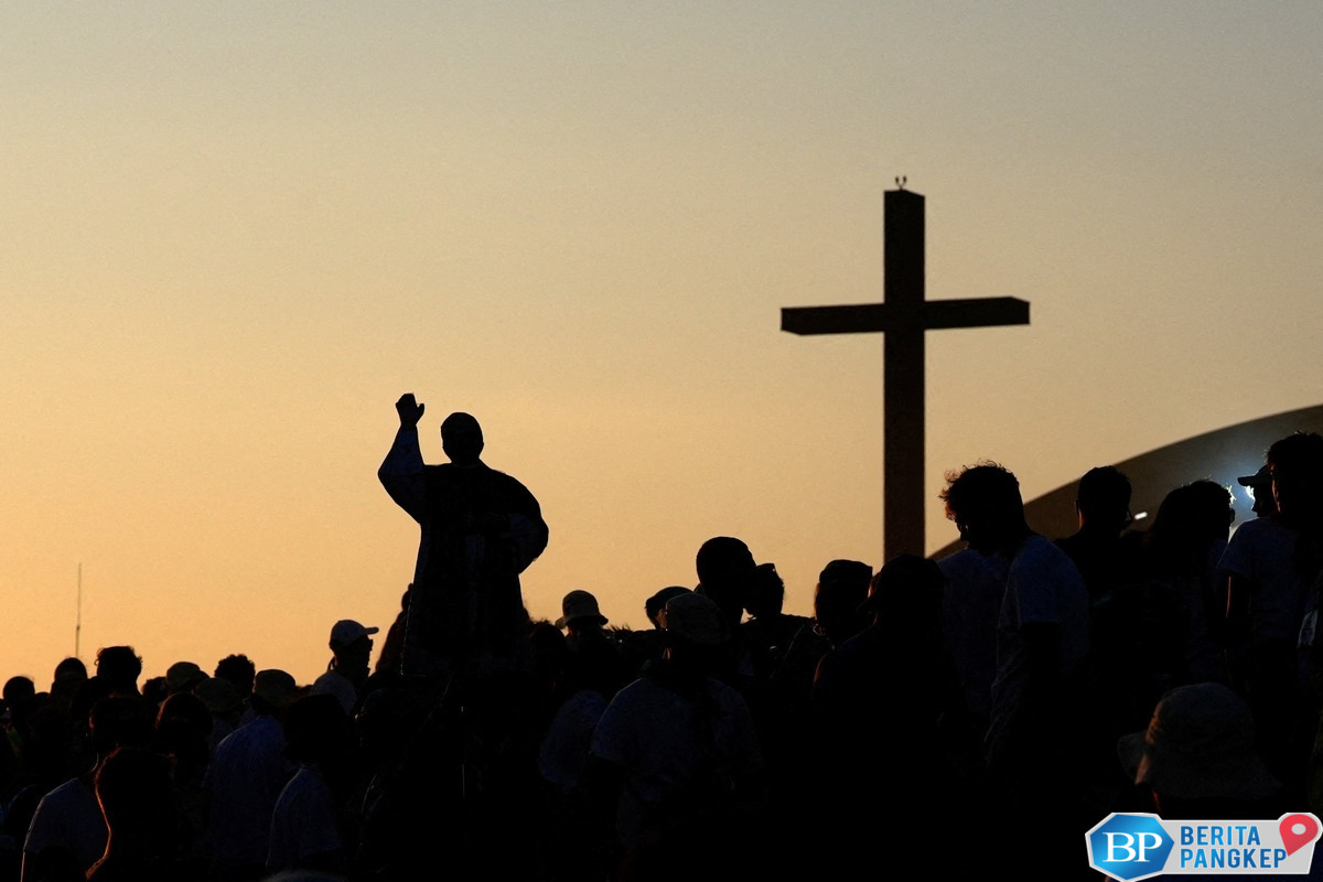 demi-sambut-paus-leo-ratusan-ribu-anak-muda-rela-kepanasan-di-roma