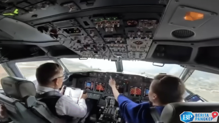 gaya-raja-ratu-thailand-jadi-pilot-dan-co-pilot-nyetir-boeing-737-800