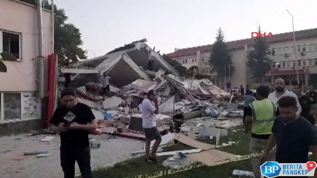 gempa-m-61-guncang-turki-bangunan-luluh-lantak-korban-berjatuhan