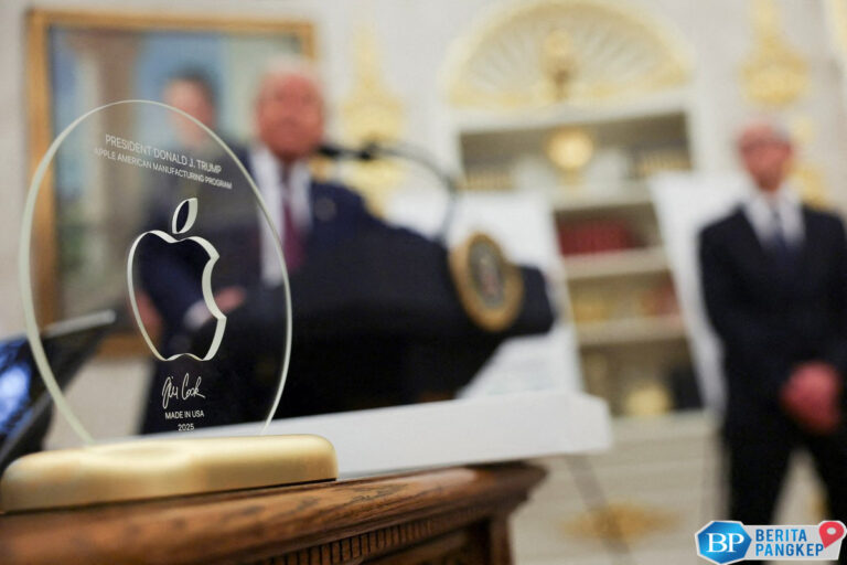 hadiah-apple-buat-trump-emas-24-karat-dari-bahan-baku-iphone