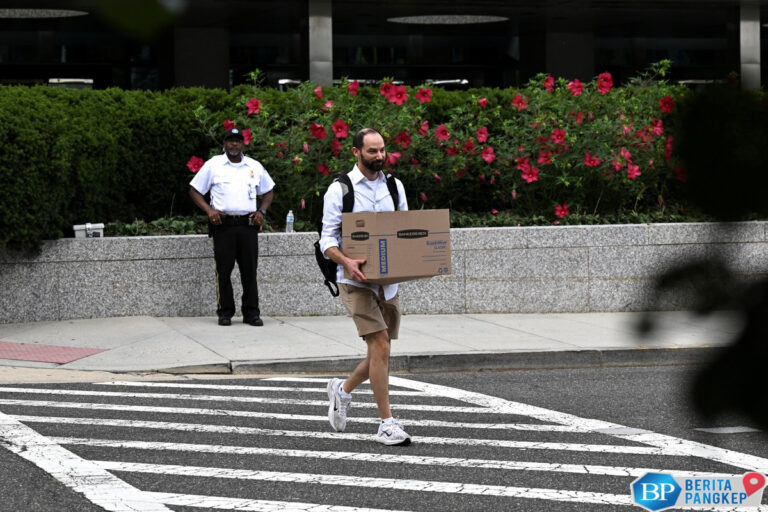 jadi-tumbal-tarif-trump-dan-ai-10-pekerjaan-ini-rawan-phk-2025